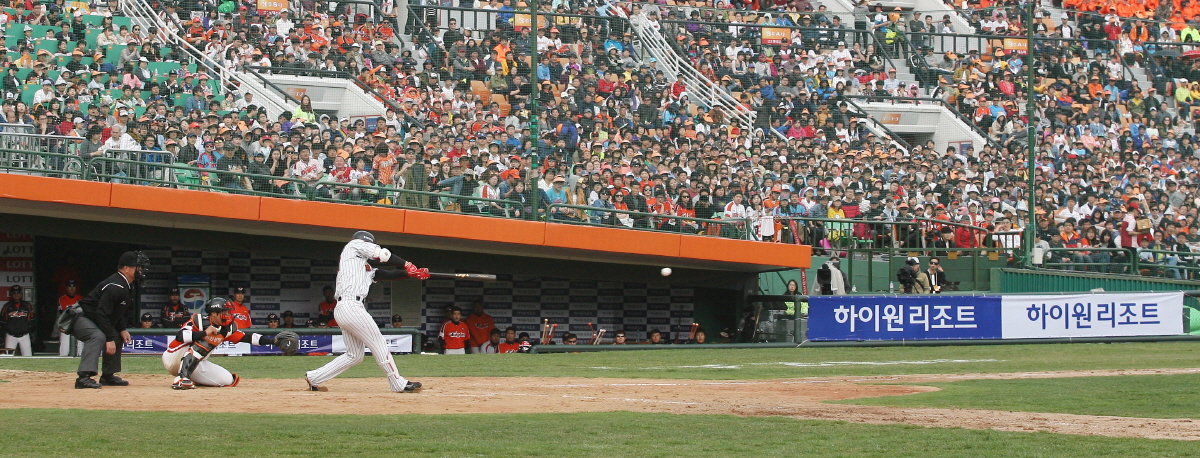 개막전 첫타점을 때려내는 이승화선수